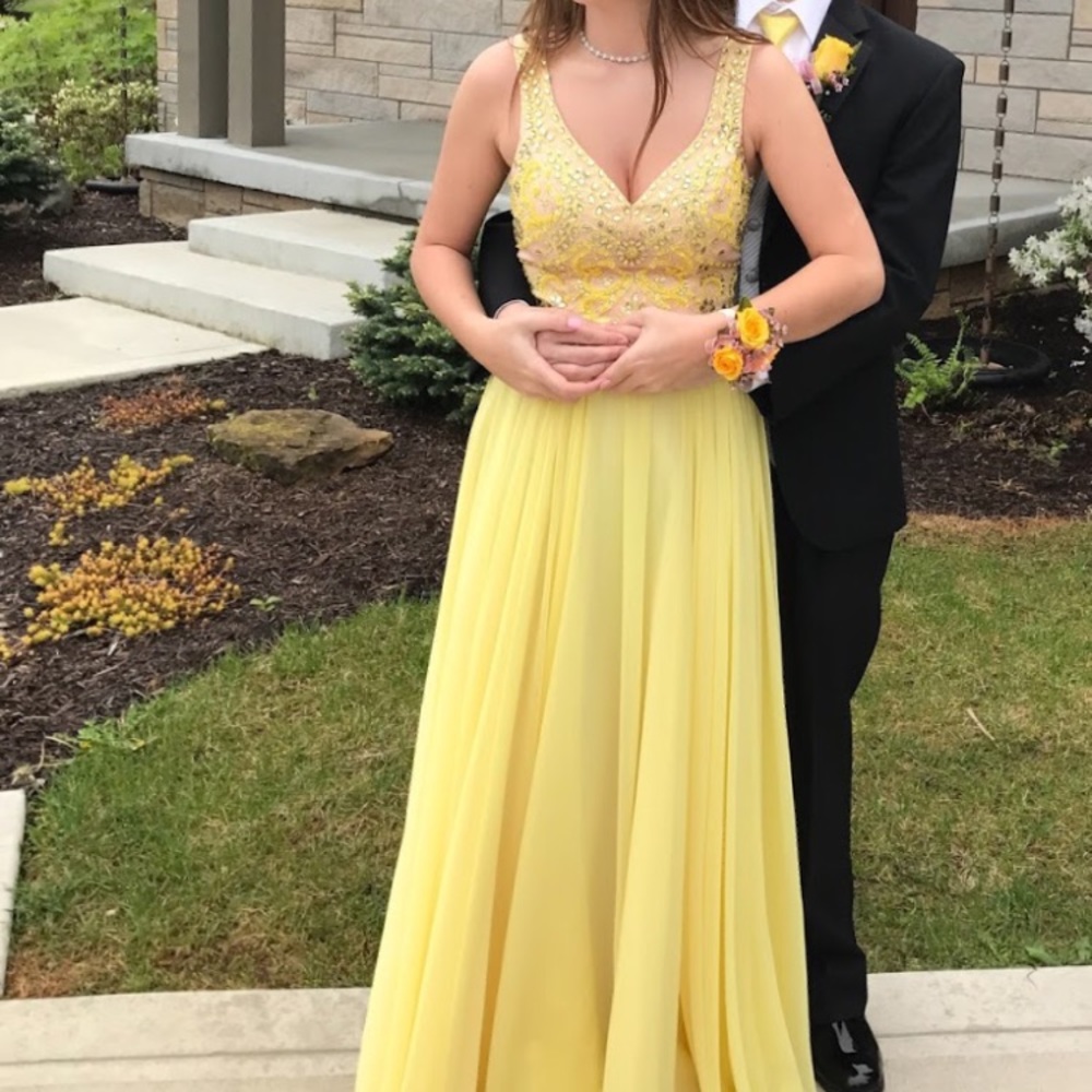 Yellow prom dress!